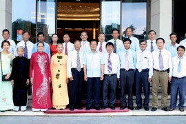 Phó Chủ tịch Quốc hội Đỗ Bá Tỵ chụp ảnh chung với các đại biểu. (Ảnh: Phạm Kiên/TTXVN)