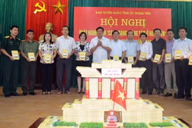 Ông Đỗ Xuân Tuyên, Phó Bí thư Thường trực Tỉnh ủy, Chủ tịch Hội đồng Nhân dân tỉnh Hưng Yên trao tặng sách cho một số ban, sở, ngành, đoàn thể tỉnh, UBND các huyện, thành phố. (Nguồn: Tuyengiaohungyen.vn)