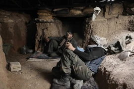 Các tay súng nổi dậy thuộc Lữ đoàn Hồi giáo Failaq al-Rahman ở Syria ngừng hoạt động giao tranh chống chính quyền ở thị trấn Arbin, phía đông Ghouta, ngoại ô Damascus ngày 26/2. (Nguồn: AFP/TTXVN)