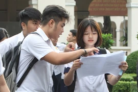 Thí sinh hoàn thành môn thi Vật lý. (Ảnh minh họa: Phương Vy/TTXVN) 