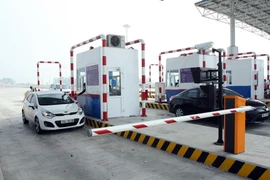 Thu phí tại tuyến đường cao tốc Hà Nội-Hải Phòng. (Ảnh: Huy Hùng/TTXVN)