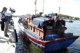 Tàu chở 5 ngư dân bị nạn trên đường cập bến. (Ảnh: Sỹ Thắng/TTXVN)