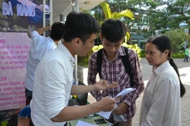 Các chuyên gia tư vấn tuyển sinh đại học, cao đẳng cho thí sinh. (Ảnh: Đinh Văn Nhiều/TTXVN)