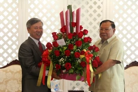 Đại sứ Việt Nam tại Lào Nguyễn Mạnh Hùng đã đến chúc mừng Tổng Bí thư Đảng Nhân dân Cách mạng Lào Bounnhang Volachith. (Ảnh: Phạm Kiên/Vietnam+)