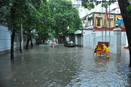 Mưa lớn gây ngập trên phố Thợ Nhuộm. (Ảnh: Minh Đức/TTXVN) 