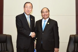 Thủ tướng Nguyễn Xuân Phúc hội kiến Tổng Thư ký Liên hợp quốc Ban Ki-moon. (Ảnh: Thống Nhất/TTXVN)