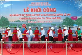 Các đại biểu thực hiện nghi thức động thổ công trình. (Ảnh: Huy Hùng/TTXVN) 