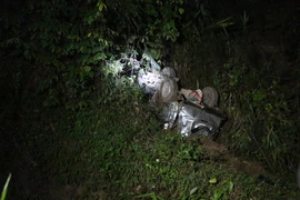 Xe ôtô Suzuki 7 chỗ bẹp dúm dưới vực sâu. (Ảnh: Hoàng Nam/TTXVN) 