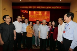 Tổng Bí thư Nguyễn Phú Trọng, Chủ tịch Ủy ban Trung ương Mặt trận Tổ Quốc Việt Nam Nguyễn Thiện Nhân, Trưởng Ban Dân vận Trung ương Trương Thị Mai với các đại biểu dự Hội nghị. (Ảnh: Trí Dũng/TTXVN)