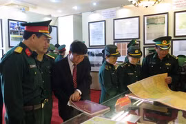 Khách tham quan Triển lãm bản đồ và trưng bày tư liệu 'Hoàng Sa, Trường Sa của Việt Nam - Những bằng chứng lịch sử và pháp lý.' (Nguồn: TTXVN)