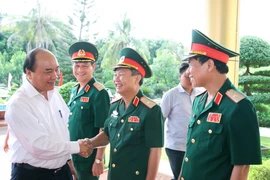 Thủ tướng Nguyễn Xuân Phúc với cán bộ chiến sỹ Quân khu 4. (Ảnh: Thống Nhất/TTXVN)