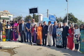 Cộng đồng người Việt chụp tại Đại lộ Hồ Chí Minh ở thủ đô Alger. (Ảnh: Thanh Bình/Vietnam+)