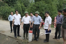 Lãnh đạo tỉnh Thái Nguyên và huyện Đại Từ kiểm tại hiện trường khu vực suối Hòa Bình, xóm Vạn Thành 1, xã Quân Chu. (Ảnh: Thảo Nguyên/TTXVN)