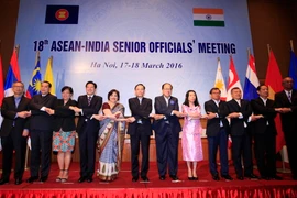 Thứ trưởng Bộ Ngoại giao, Trưởng SOM Việt Nam Lê Hoài Trung (thứ 6 từ trái sang), Thứ trưởng Bộ Ngoại giao, Trưởng SOM Ấn Độ, bà Preeti Saran (thứ 5 từ trái sang) và các đại biểu chụp ảnh chung. (Ảnh: Thống Nhất/TTXVN)