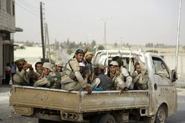 Lực lượng ủng hộ Chính phủ Syria trong chiến dịch truy quét phiến quân IS ở ngoại ô thị trấn Manbij, Aleppo ngày 15/6. (Nguồn: AFP/TTXVN)