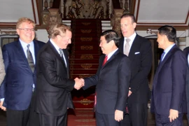 Chủ tịch Ủy ban Nhân dân Thành phố Hồ Chí Minh Nguyễn Thành Phong tiếp đoàn các nhà đầu tư Hoa Kỳ. (Ảnh: Thanh Vũ/TTXVN)