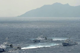 Tàu Trung Quốc và tàu Nhật Bản gần quần đảo tranh chấp Điếu Ngư/Senkaku. (Nguồn: Theaustralian)