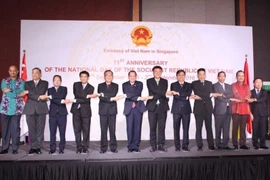 Đại sứ Nguyễn Tiến Minh cùng các đại sứ của các nước tại Singapore chụp ảnh lưu niệm. (Ảnh: Lê Hải/Vietnam+)