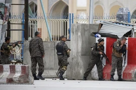 Lực lượng an ninh Afghanistan phong tỏa hiện trường vụ đánh bom ở Kabul ngày 19/4. (Nguồn: Reuters/TTXVN)