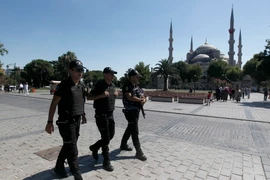 Cảnh sát Thổ Nhĩ Kỳ tuần tra tại Istanbul ngày 21/6. (Nguồn: EPA/TTXVN)