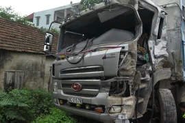Tại hiện trường, phần đầu của chiếc xe tải bị vỡ nát. (Ảnh: Hiền Hạnh/TTXVN) 