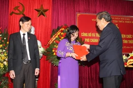 Ông Trương Hòa Bình - Chánh án Tòa án Nhân dân Tối cao trao Quyết định bổ nhiệm chức vụ chánh án cho bà Đào Thị Mai Hường. (Ảnh: Hồ Cầu/TTXVN)