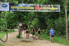 Du khách tham quan động Thiên Đường. (Ảnh: Minh Đức/ TTXVN)