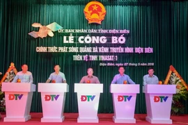 Lãnh đạo tỉnh Điện Biên bấm nút khởi động phát sóng chính thức kênh truyền hình Điện Biên trên vệ tinh Vinasat 1. (Ảnh: Xuân Tư/TTXVN) 