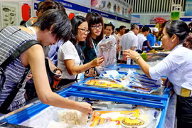 Khách tham quan các gian hàng tại Triển lãm Vietfish 2016. (Ảnh: Thế Anh/TTXVN) 