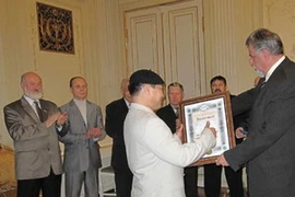 Bác sĩ Ngô Xuân Bính (áo trắng) nhận danh hiệu.