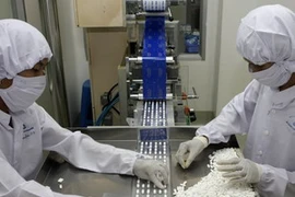 Sản xuất thuốc theo tiêu chuẩn GMP-WHO tại Công ty cổ phần dược phẩm Agimex Pharm. (Ảnh: Nhật Anh/TTXVN)