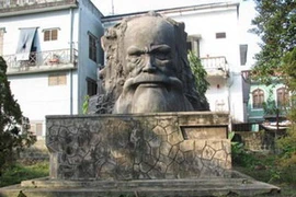 Tượng cụ Phan Bội Châu ở thành phố Huế. (Ảnh: Internet)