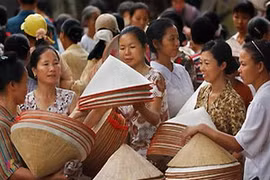 Nón làng Chuông ra chợ. (Ảnh: Internet)