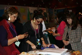 Khách quốc tế xem gian hàng Việt Nam. (Ảnh: Vũ Hội/Vietnam+)