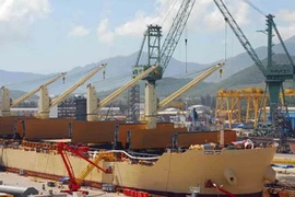 Hoàn thiện tàu 56.000 tấn tại nhà máy đóng tàu Hyundai-Vinashin. (Ảnh: Hồng Kỳ/TTXVN)