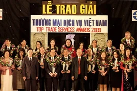 Phó Thủ tướng Trương Vĩnh Trọng trao Cúp cho doanh nhân xuất sắc, doanh nghiệp xuất sắc. (Ảnh: Phạm Hậu/TTXVN)