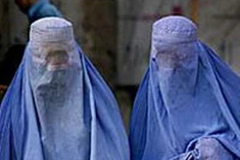 Phụ nữ Hồi giáo mang trang phục burqa. (Ảnh: AP)