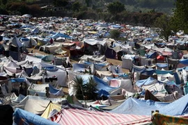 Khu lều tạm cho hơn 25.000 nạn nhân động đất ở Port-au-Prince, ngày 22/1. (Ảnh: AFP/TTXVN)