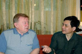 Phóng viên TTXVN Trần Quang Vinh phỏng vấn ông Sergey Aphonin. (Ảnh: Internet)