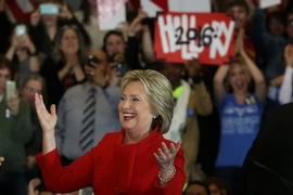 Ứng viên Hillary Clinton phát biểu trước những người ủng hộ trong phiên bầu cử dưới hình thức "họp kín" tại Des Moines, bang Iowa ngày 1/2. (Nguồn: AFP/TTXVN)