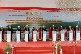  Phó Thủ tướng Nguyễn Xuân Phúc và các đại biểu ấn nút, phát lệnh khởi động dự án. (Ảnh: Thế Duyệt/TTXVN)