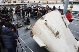 Những mảnh vỡ nghi từ tên lửa phóng vệ tinh của Triều Tiên . (Nguồn: AFP/TTXVN)