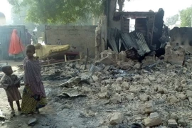 Nhà cửa bị thiêu rụi sau vụ tấn công của Boko Haram ở làng Dalori, Nigeria ngày 31/1. (Nguồn: AFP/TTXVN)