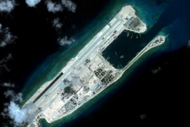 Ảnh chụp ngày 8/9/2015 cho thấy hoạt động xây dựng trái phép của Trung Quốc tại bãi đá Fiery Cross (Đá chữ Thập) ở quần đảo Trường Sa của Việt Nam. (Nguồn: Reuters/TTXVN)