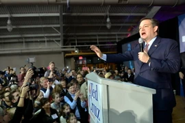 Ứng viên Ted Cruz (giữa) phát biểu trước những người ủng hộ tại Iowa State Fairgrounds ở Des Moines, bang Iowa ngày 1/2. (Nguồn: THX/TTXVN)