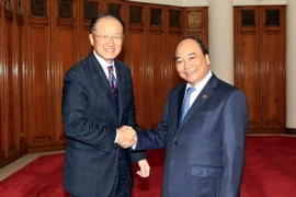 Ông Nguyễn Xuân Phúc, Ủy viên Bộ Chính trị, Phó Thủ tướng Chính phủ tiếp ông Jim Yong Kim, Chủ tịch Ngân hàng Thế giới (WB) đang thăm và làm việc tại Việt Nam. (Ảnh: Phạm Kiên/TTXVN)
