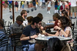 Khách du lịch tham quan khu phổ cổ ở La Habana. (Nguồn: AFP/TTXVN)