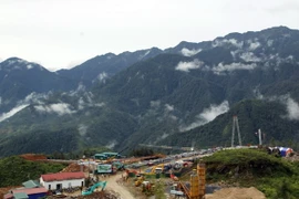 Toàn cảnh công trường xây dựng hệ thống cáp treo Fansipan Sa Pa. (Ảnh: Đức Tám/TTXVN)