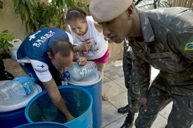 Binh sỹ và nhân viên y tế Brazil tham gia chiến dịch diệt muỗi ngăn chặn sự lây lan của virus Zika ở Sao Paulo. (Nguồn: AFP/TTXVN)