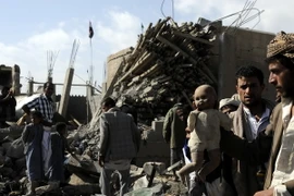 Cảnh đổ nát sau các cuộc không kích của liên quân tại thủ đô Sanaa của Yemen ngày 31/1. (Nguồn: THX/TTXVN)